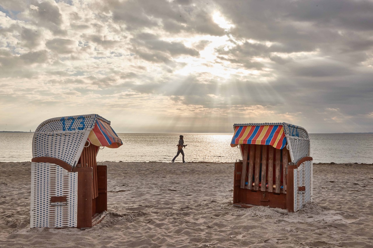 Während in manchen Gebieten Schauer und Gewitter vorhergesagt werden, soll es anderorts teilweise bewölkt aber sogar sonnig werden. (Symbolbild)