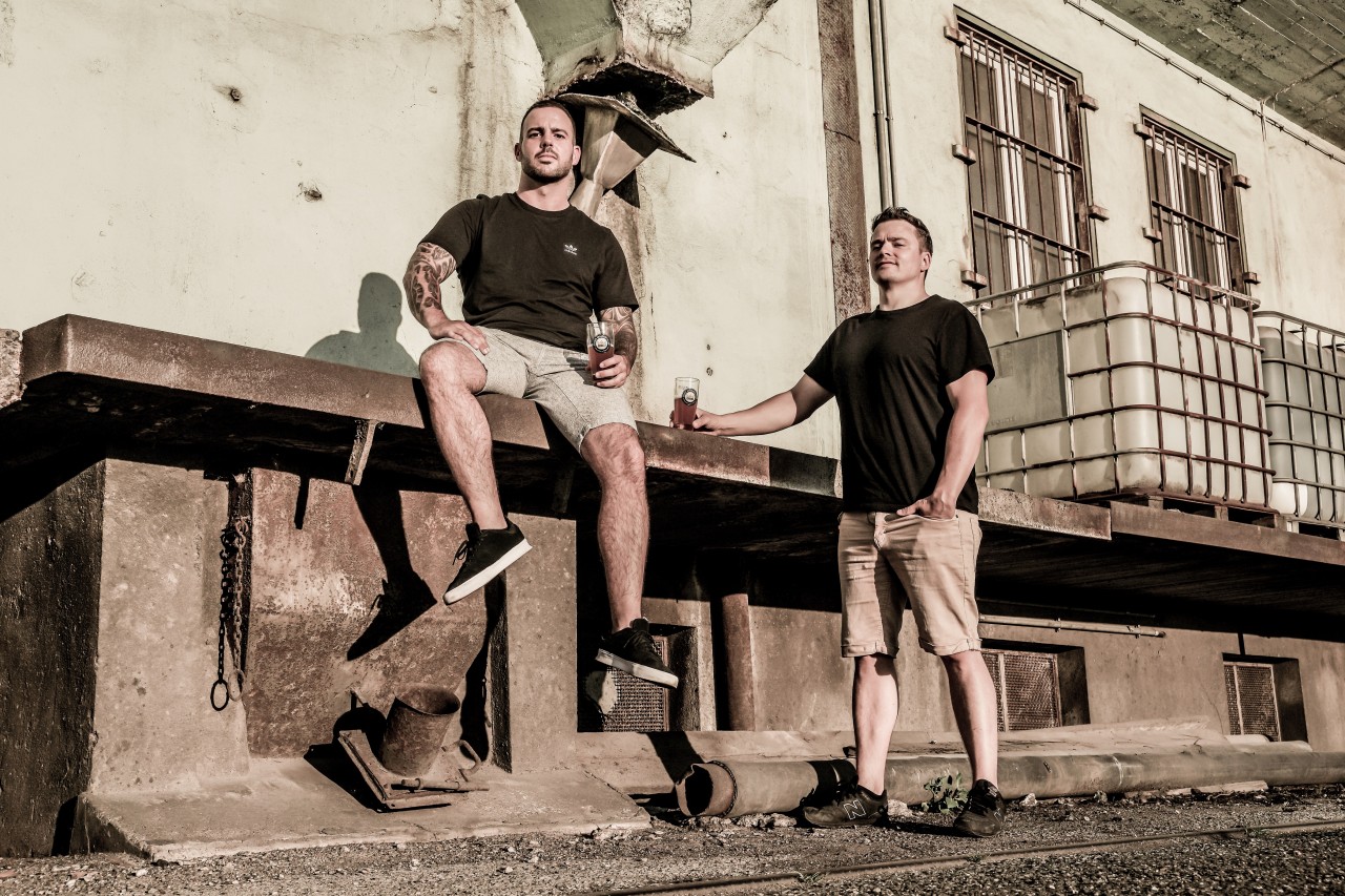 Denis Fischer und Philipp Jacobs (rechts) aus Essen haben ihr eigenes Bier in den Handel gebracht.