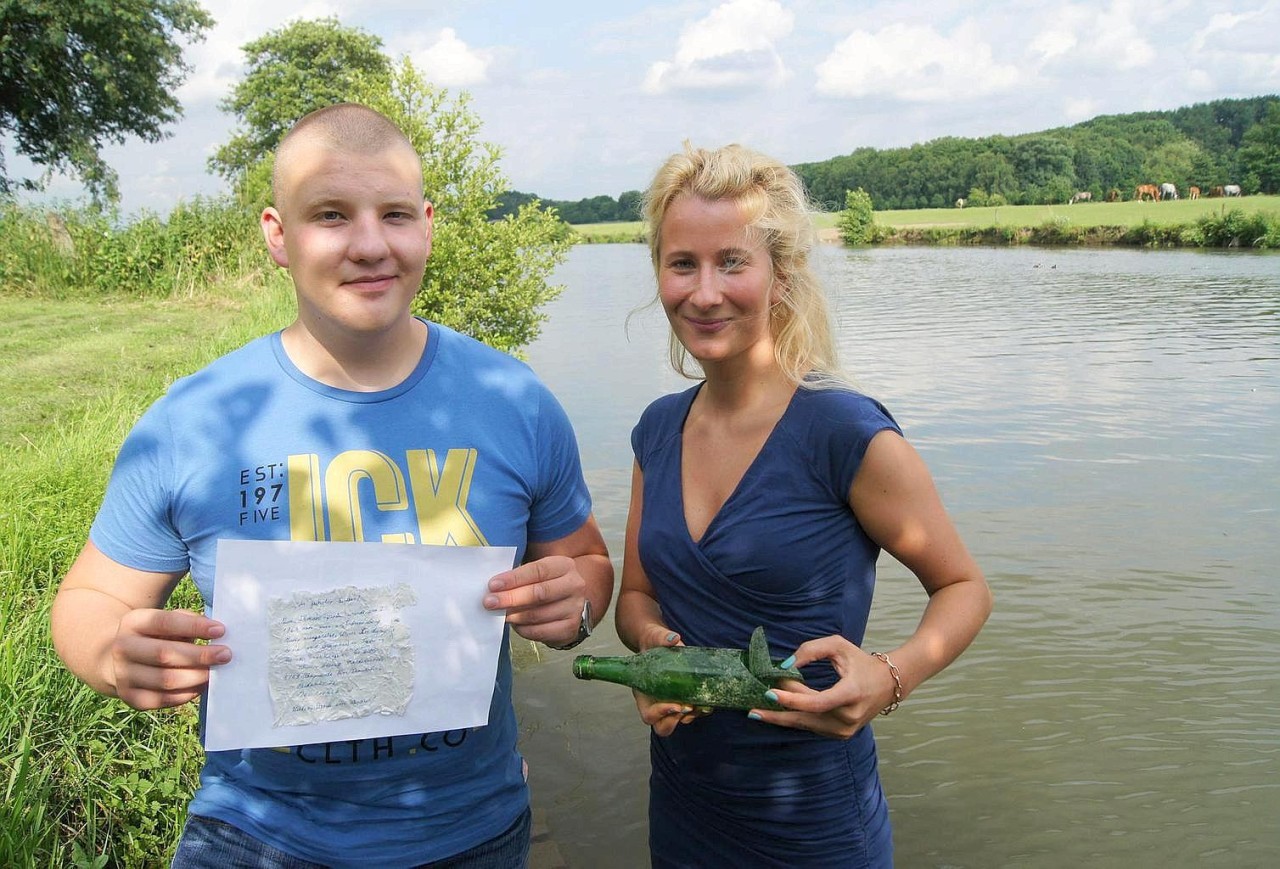 Alexander Oleksow und Rosa Weinhold haben die Flaschenpost beim Kanufahren aus der Ruhr gefischt. 48 Jahre trieb sie von Fröndenberg stromabwärts nach Geisecke. Die Finder haben schon ausgerechnet: Damit hat die Flasche im Schnitt knapp einen Meter am Tag zurückgelegt.