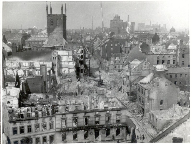 Die Petrikirche — im Hintergrund das U und Hoesch.