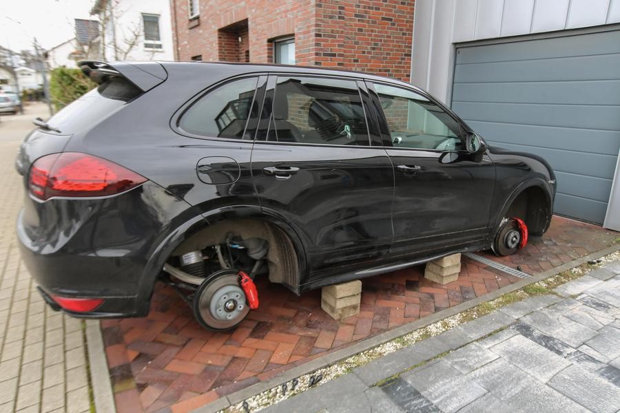 Robert Lewandowskis Auto ohne Räder. Diebe haben die Reifen und Felgen des Porsche Cayenne abmontiert.