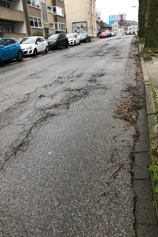 Die Lohackerstraße in Bochum-Wattenscheid gleicht einer Rallye-Strecke, sie ist übersät mit kleineren und größeren Schlaglöchern und Straßenschäden.