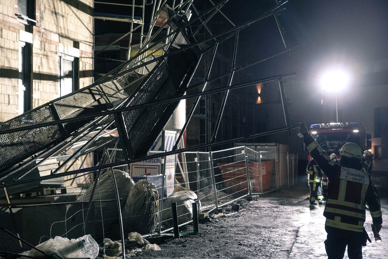 Der Sturm fegte ein Gerüst an einer Baustelle in Weitmar teilweise um.