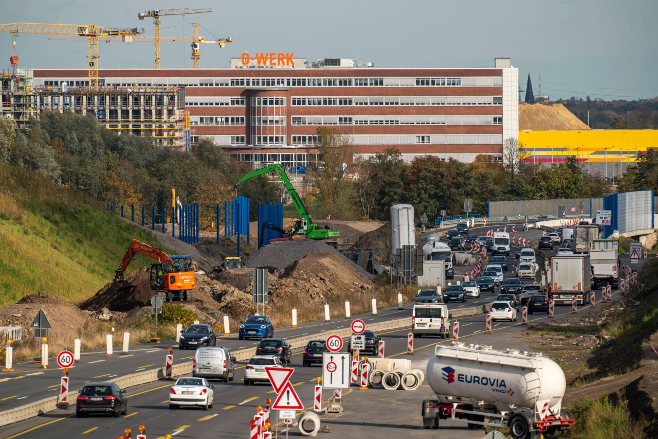 In Bochum wimmelt es von Baustellenschildern. Deutlich zu viele findet der IHK-Chef. (Archivbild) 