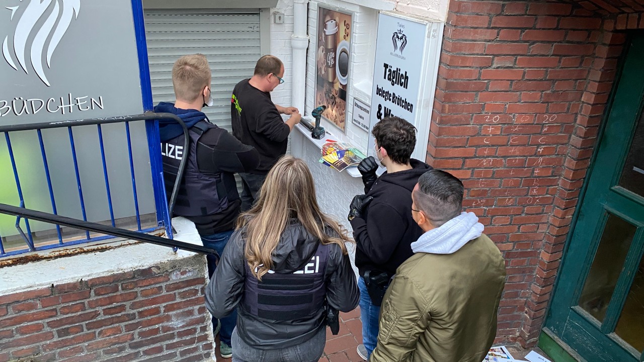 In Bochum, Gelsenkirchen und Herne sind mehrere Objekte von Spezialkräften der Polizei durchsucht worden. Es hat mehrere Festnahmen gegeben.