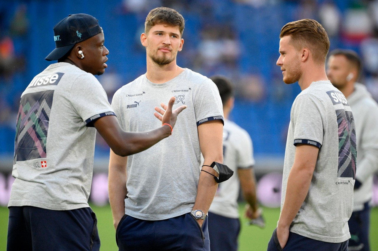 BVB-Keeper Kobel (m.) und Denis Zakaria (l.) in der Schweizer Nationalmannschaft.