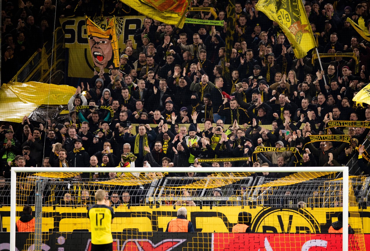 Von den BVB-Fans auf der Südtribüne ist Haaland ganz begeistert.