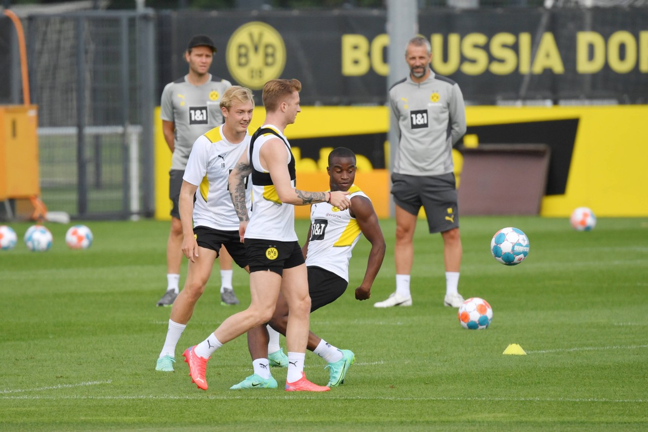 Trainer Marco Rose schaut beim Training ganz genau hin.