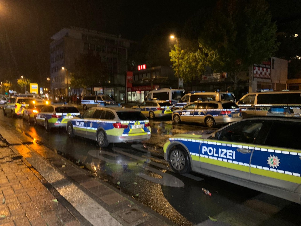 Mehrere Hundert Polizeibeamte sind vor Ort.