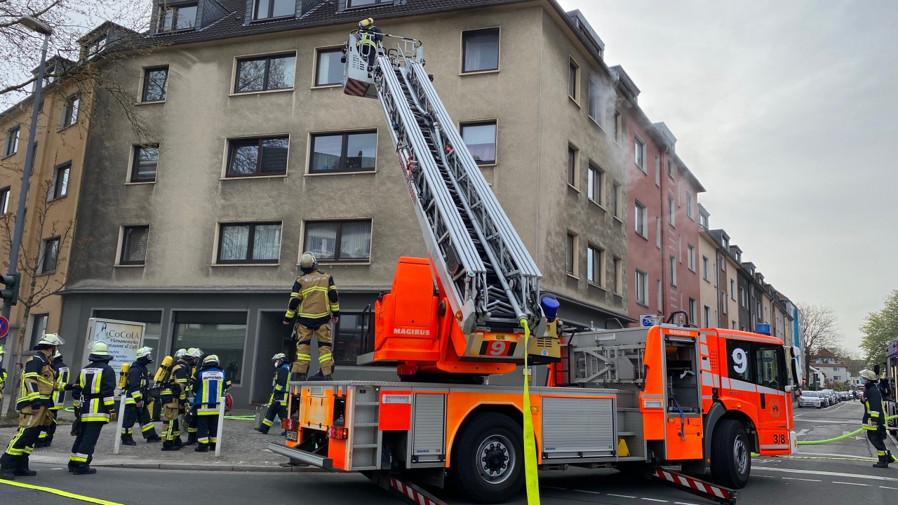 Der Brand in einem Mehrfamilienhaus sorgte für die beidseitige Sperrung der Alfredstraße in Essen-Rüttenscheid.