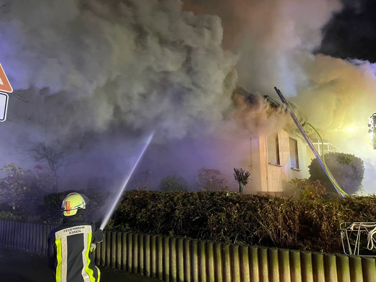 Acht Stunden bekämpften die Einsatzkräfte den Brand in Heidhausen. 