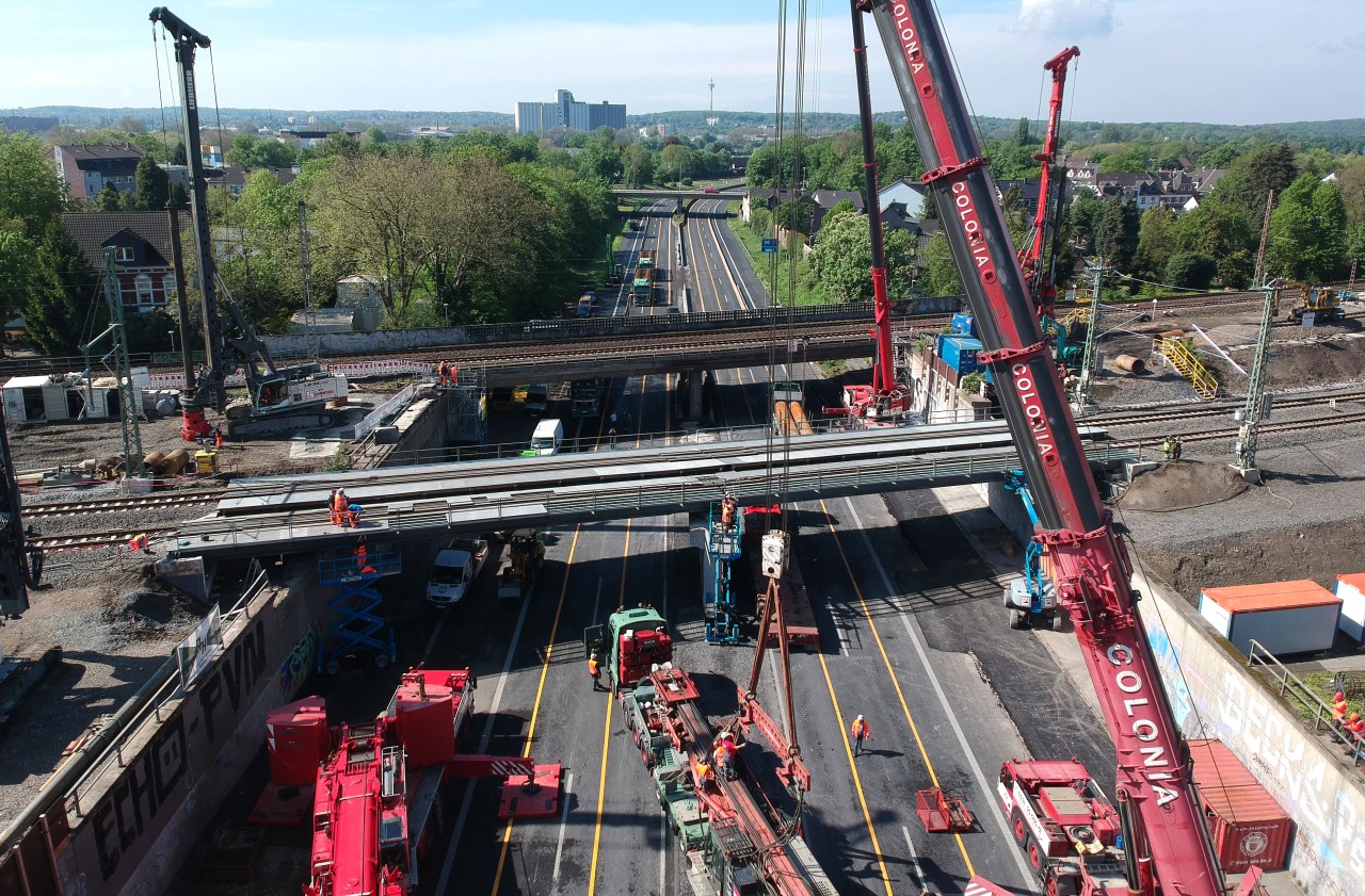 Mülheim: Die beschädigte Bahnbrücke an der A40 wird weiter saniert. Deshalb wird die Fahrbahn über Pfingsten komplett gesperrt. 