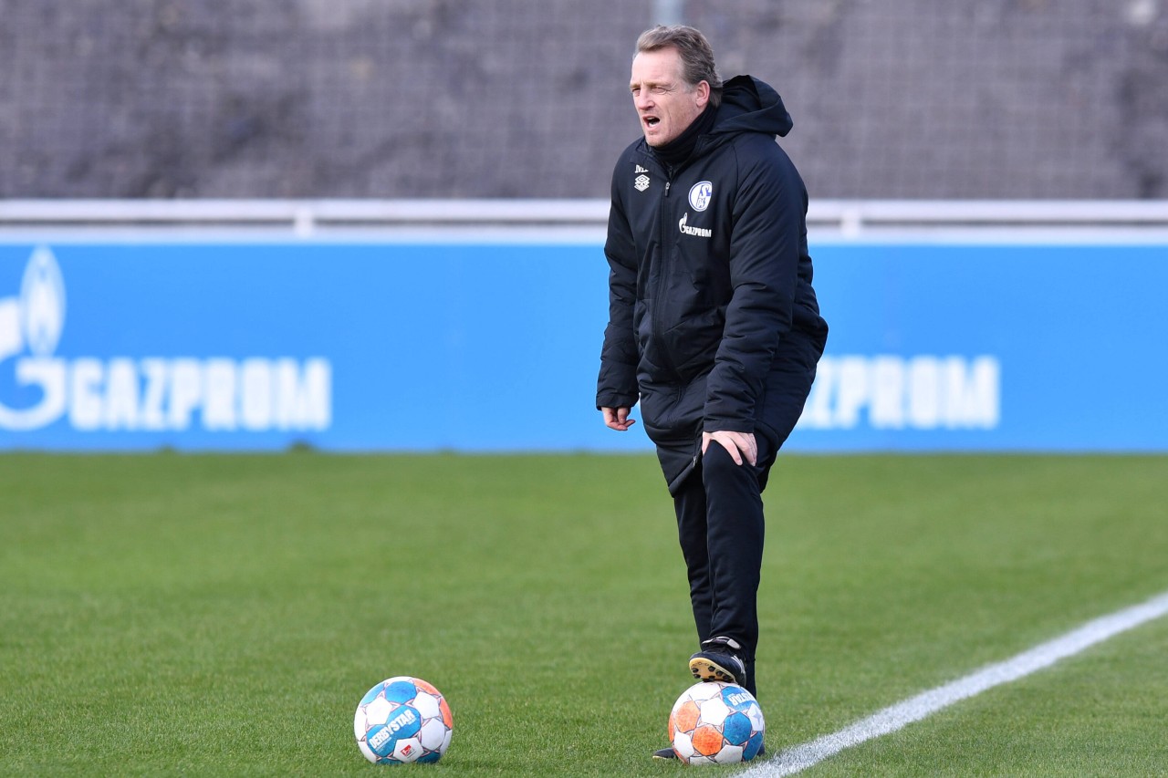 Büskens beim Training der Knappen. Jetzt hat er das alleinige Sagen.