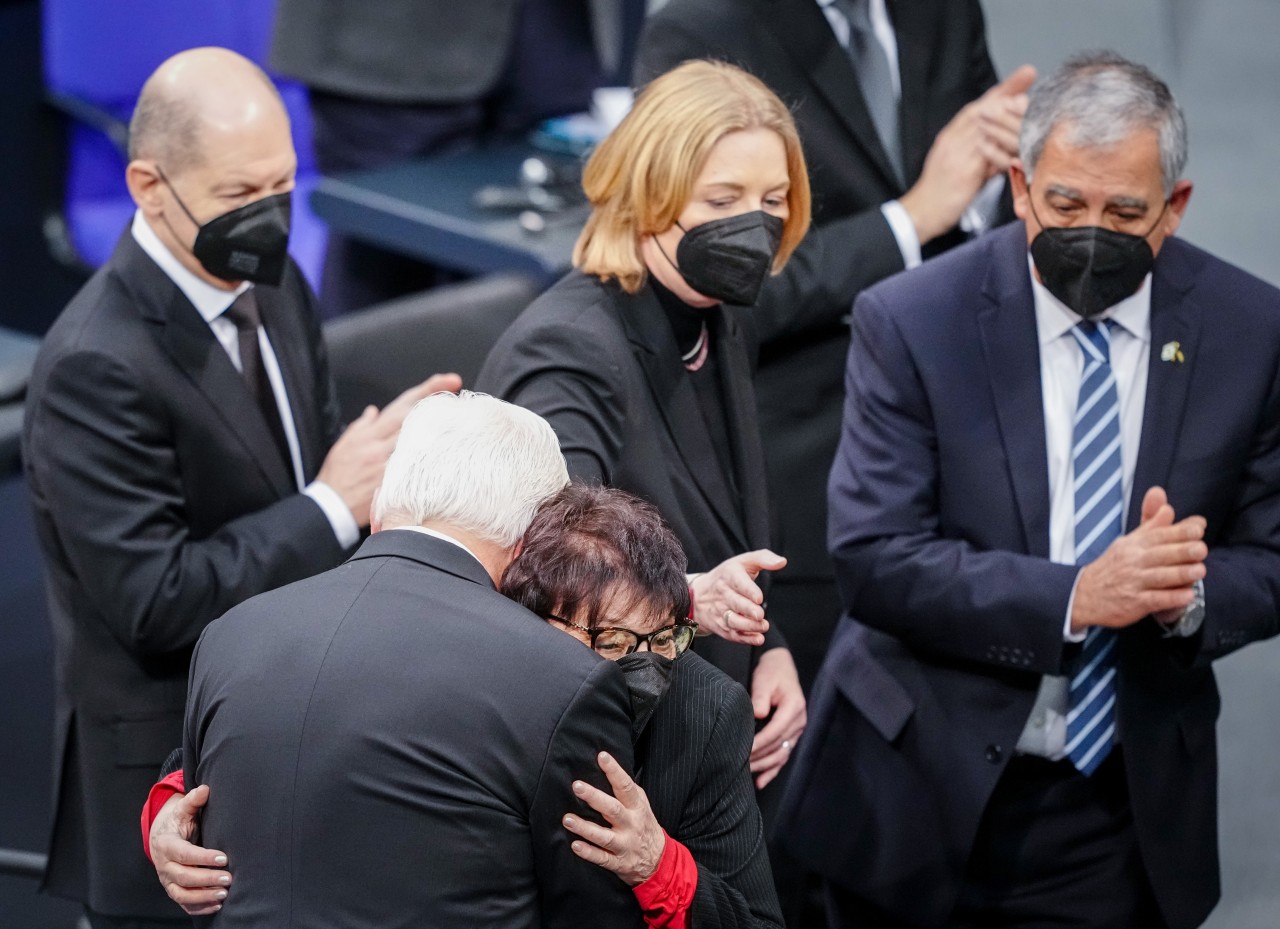 Im Bundestag kam es zu emotionalen Szenen, als Holocaust-Überlebende Inge Auerbacher (hier in den Armen von Frank-Walter Steinmeier, umgeben von Olaf Scholz, Bärbel Bas und Mickey Levy) eine Rede hielt.