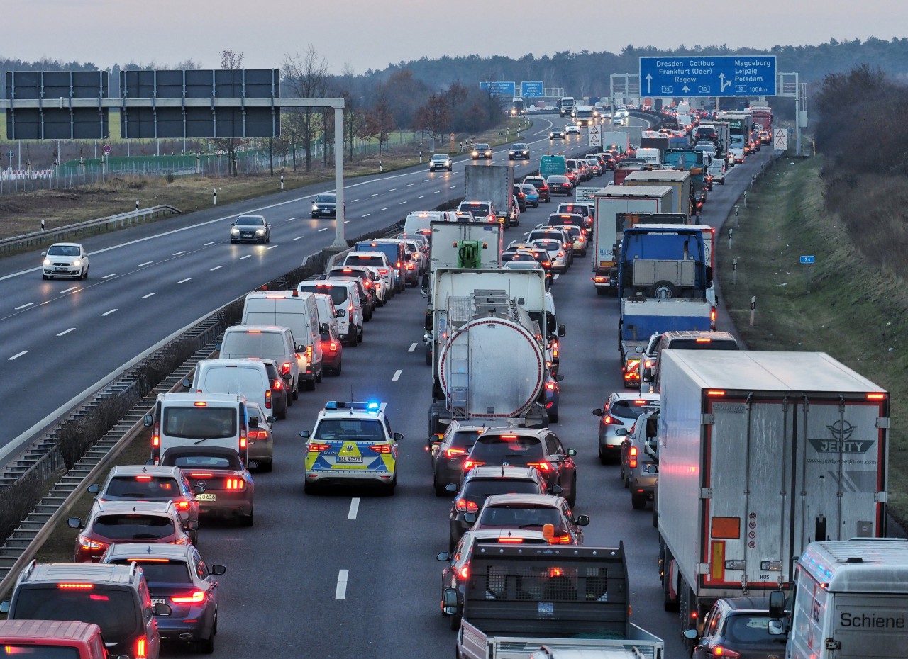 Bußgeldkatalog: Wer keine Rettungsgasse bildet, der muss bald bis zu mehrere Hundert Euro Strafe zahlen. (Symbolbild)