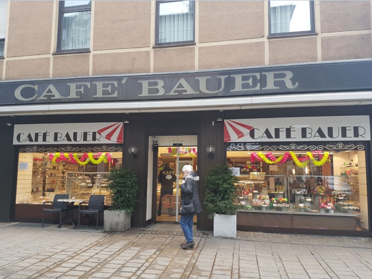 Kein Ende in Sicht: Seit 88 Jahren gibt es das Café Bauer nun schon. Das Inhaber-Ehepaar Bauer hat auf der Markstraße schon viele Geschäfte kommen und gehen sehen., Das ging schnell: Rossman hat nun geschlossen. Viele Oberhausener sind genervt über den ständigen Ladenwechsel auf der unteren Markstraße.