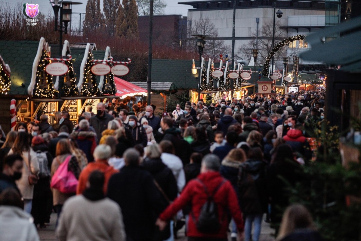 Centro Oberhausen: Der Weihnachtsmarkt war am Wochenende vor Inkrafttreten der 2G-Regelung sehr gut besucht., Centro Oberhausen: Die Regeln für den Weihnachtsmarkt wurden verschärft.