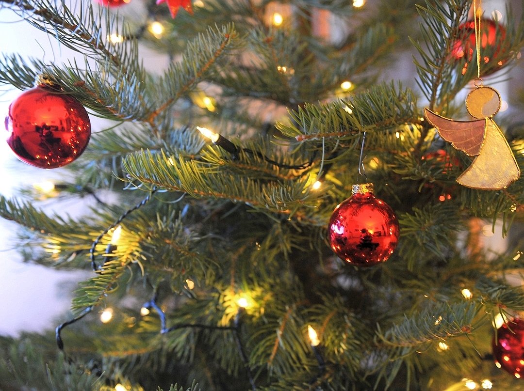 Christbaumschmuck zu Weihnachten am Weihnachtsbaum--198x148.jpg