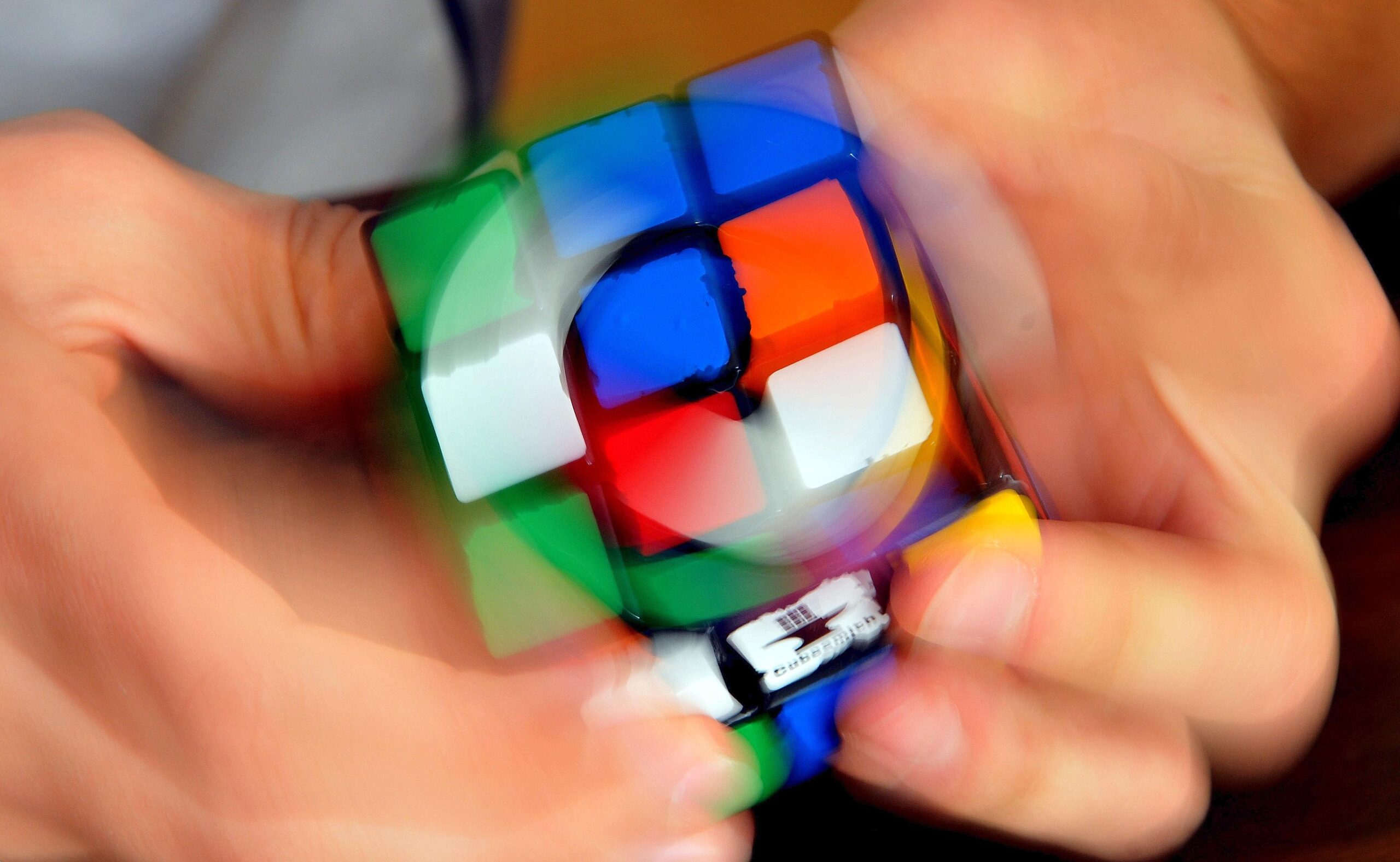 Es gibt Wettbewerbe, wer den Zauberwürfel am schnellsten ordnet - das so genannte Speedcubing. Foto: Lutz von Staegmann / WAZ-FotoPool