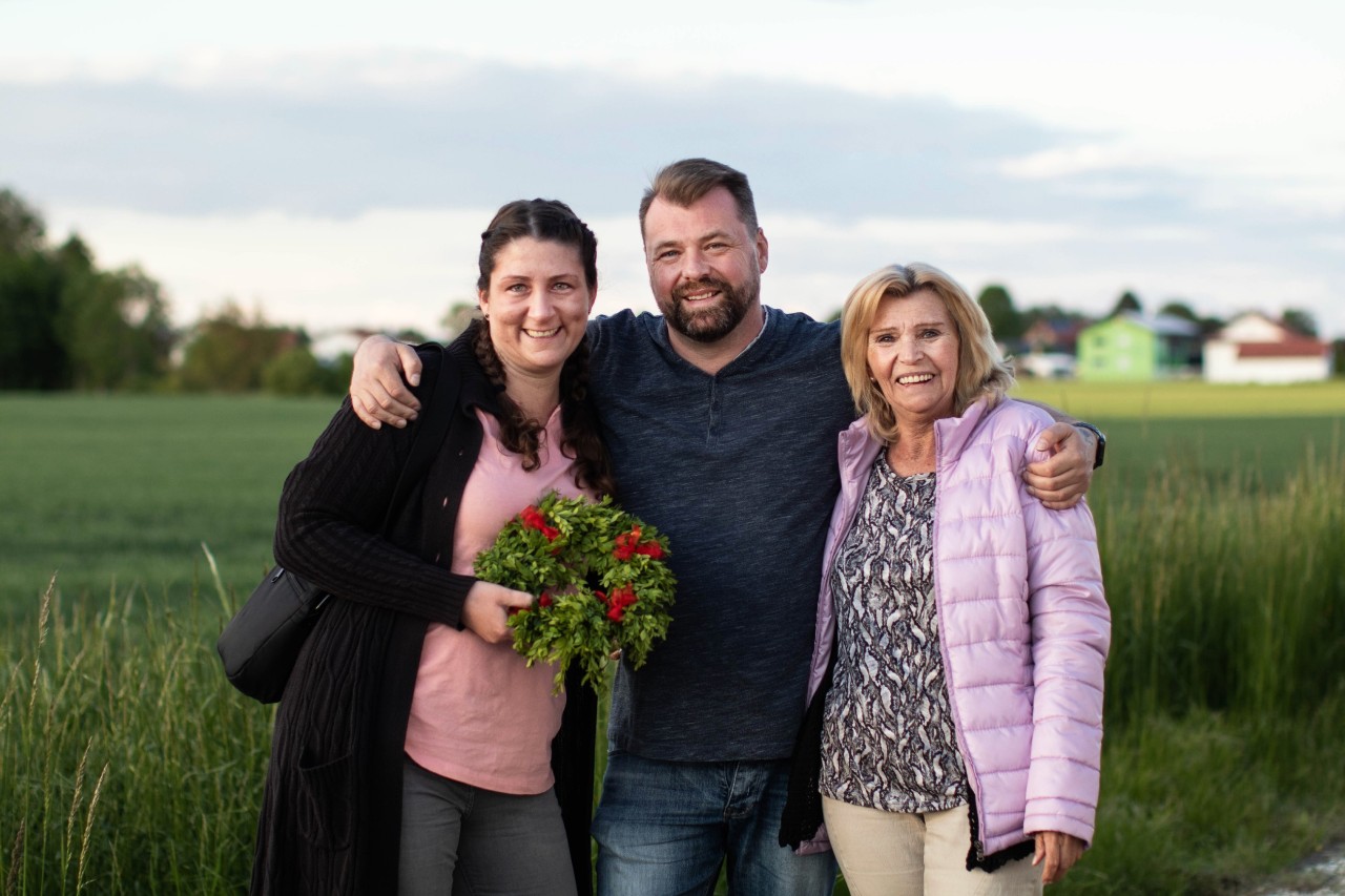 Christian, hier mit Liebesanwärterin Sabrina und Mutter Veronika, will in der RTL-Show „Schwiegertochter gesucht” sein großes Glück finden.