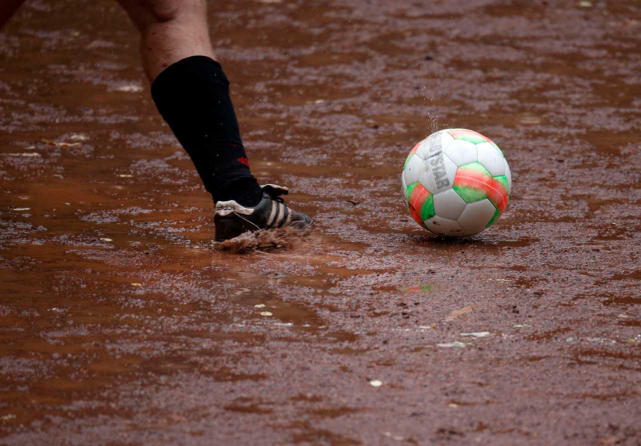 Corona: Amateur-Spieler aus NRW können Kicken jetzt knicken. (Symbolbild)