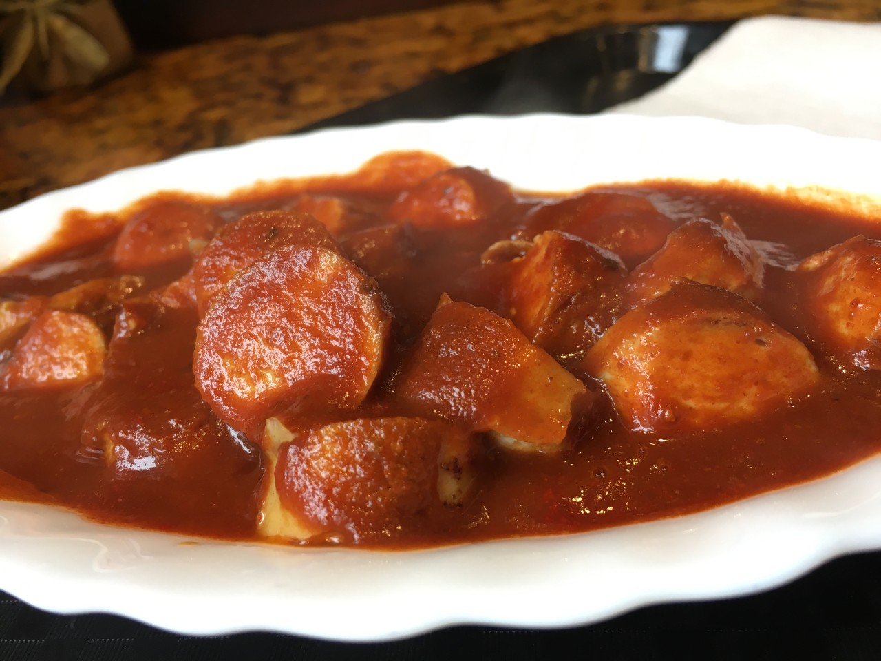 Die Currywurst kostet 2,60 Euro.