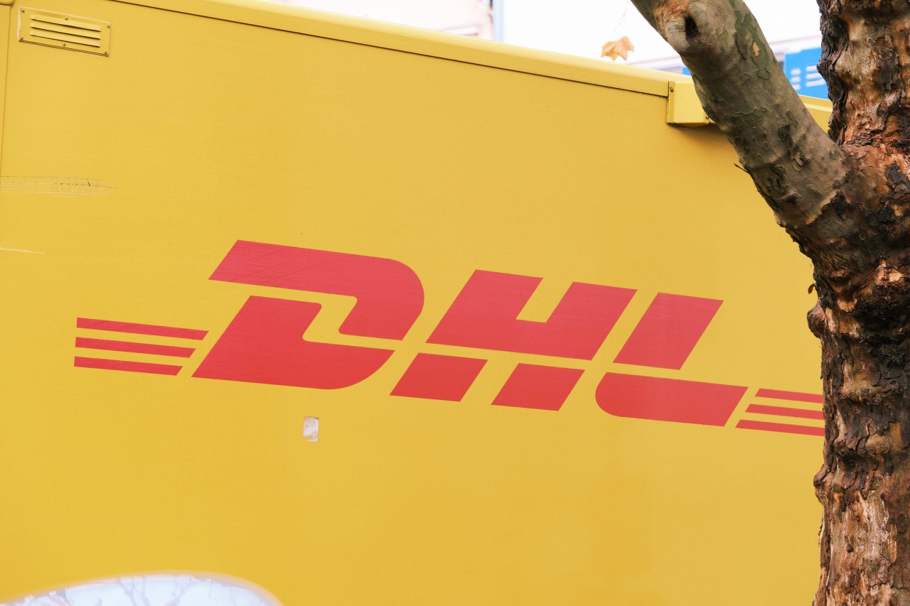 DHL zeigt ein Bild eines ganz besonderen Pakets. (Symbolbild)