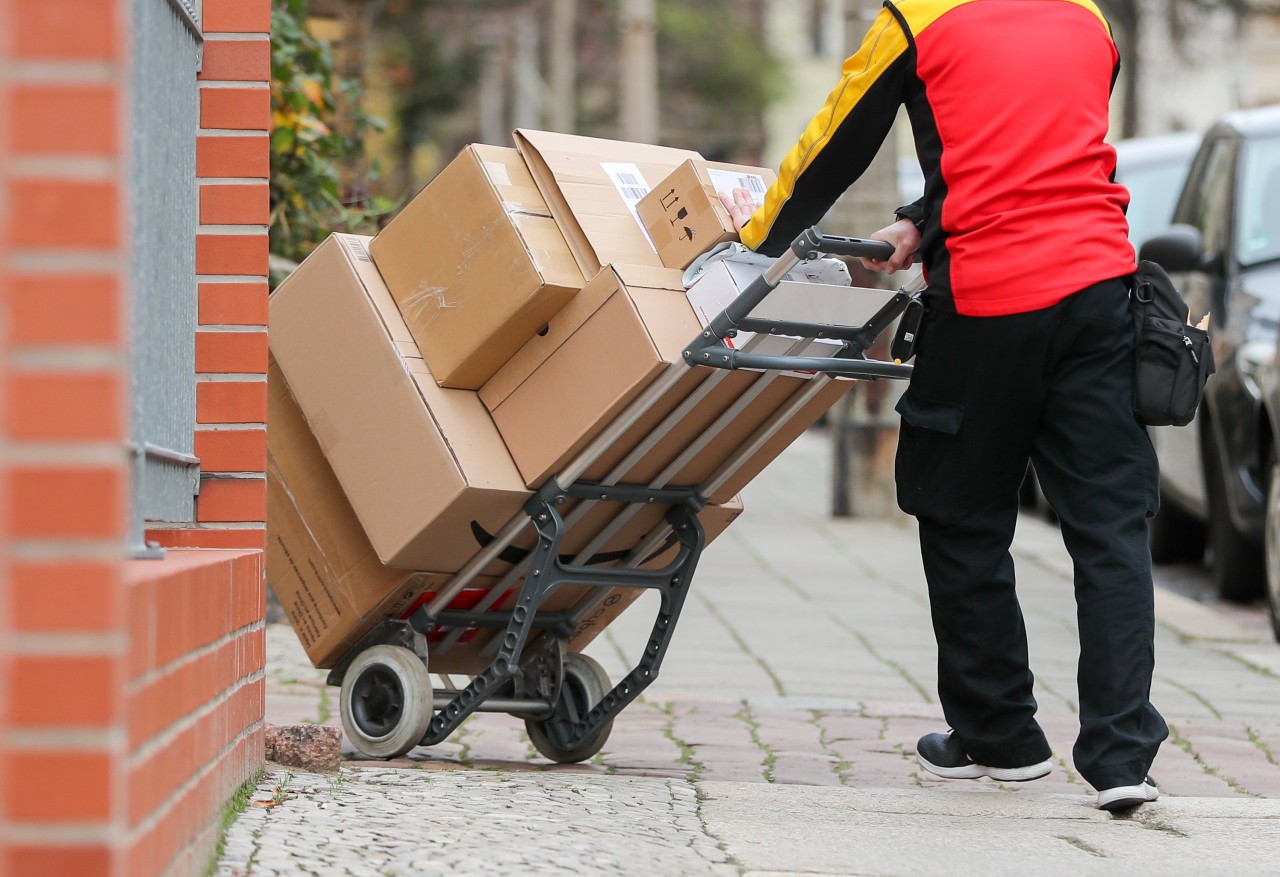 Eine DHL-Kundin ärgert sich über Paketboten. 