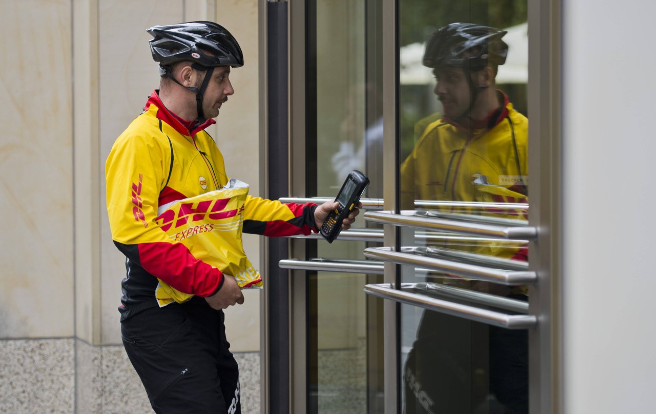 DHL: Botin will Paket nicht herausgeben! Kunde: „Verstehe die Welt nicht mehr“ (Symbolbild). 