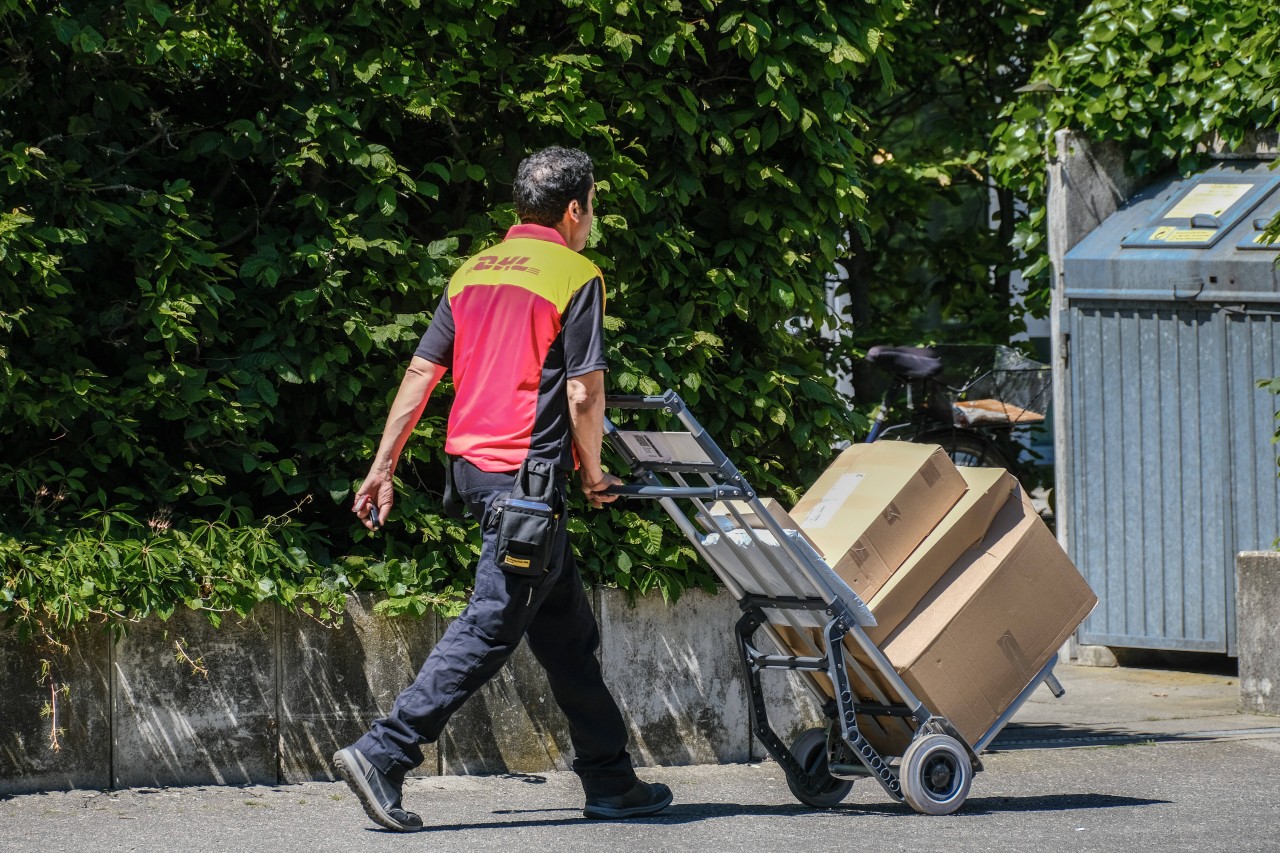 DHL: Kunde traurig über verschwundenes Paket – er kann nicht fassen, wie der Konzern reagiert (Symbolbild). 