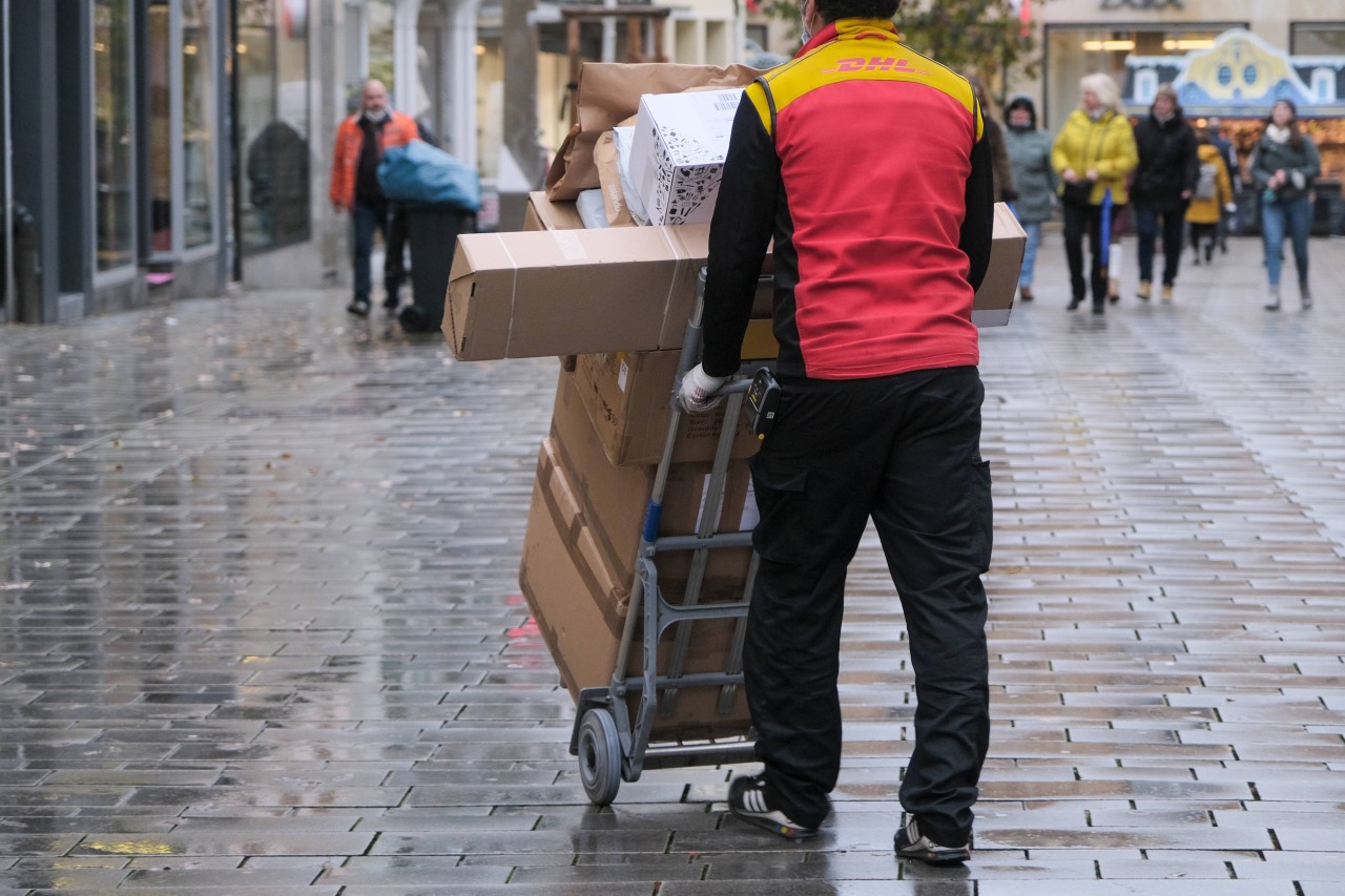 In NRW überrascht ein DHL-Bote seine Kunden mit einer ganz speziellen Akztion. (Symbolbild)