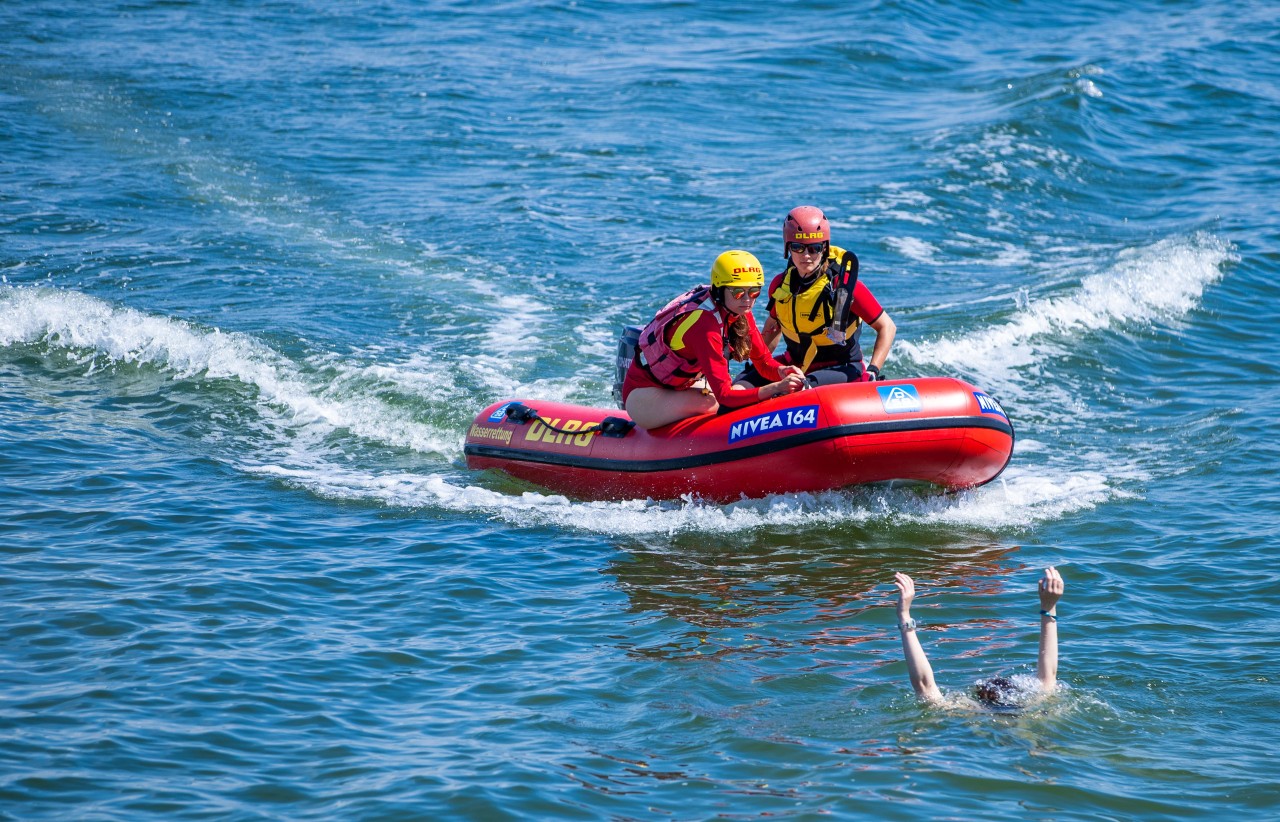 Die DLRG muss oft zu Rettungseinsätzen auch an der Ostsee fahren. (Symbolbild)