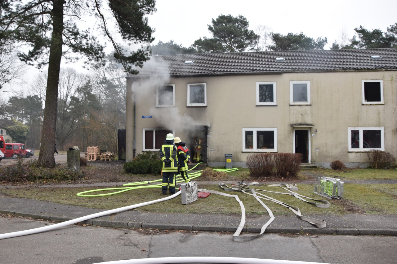 Die Schläuche laufen senkrecht zum Brandhaus.