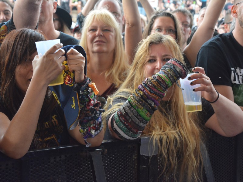 Metalfans im Amphitheater Gelsenkirchen. Dort fand wieder das Rock Hard Festival statt.