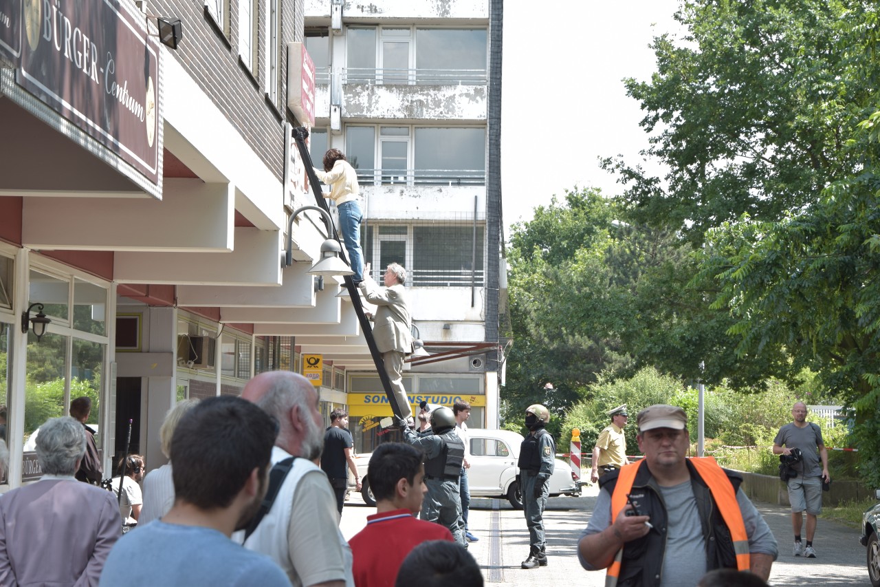 Dreh einer Filmszene zum Geiseldrama von Gladbeck. Das SEK befreit Menschen aus einer Arztpraxis neben der Bank.