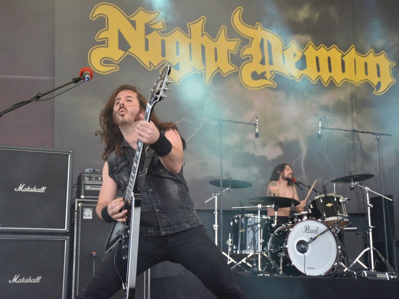 Die Band Night Demon bei ihrem Auftritt im Amphitheater Gelsenkirchen. Dort fand wieder das Rock Hard Festival statt.