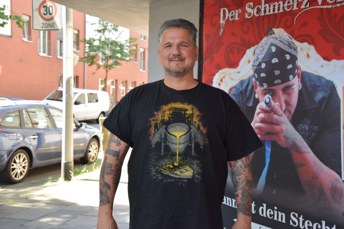 Stefan Schmidt (44) liebt Duisburg und das zeigt er auch mit seinen Tattoos., Stefan hat sogar die Salvatorkirche, die Five Boats und die Schimmi-Gasse unter der Haut.