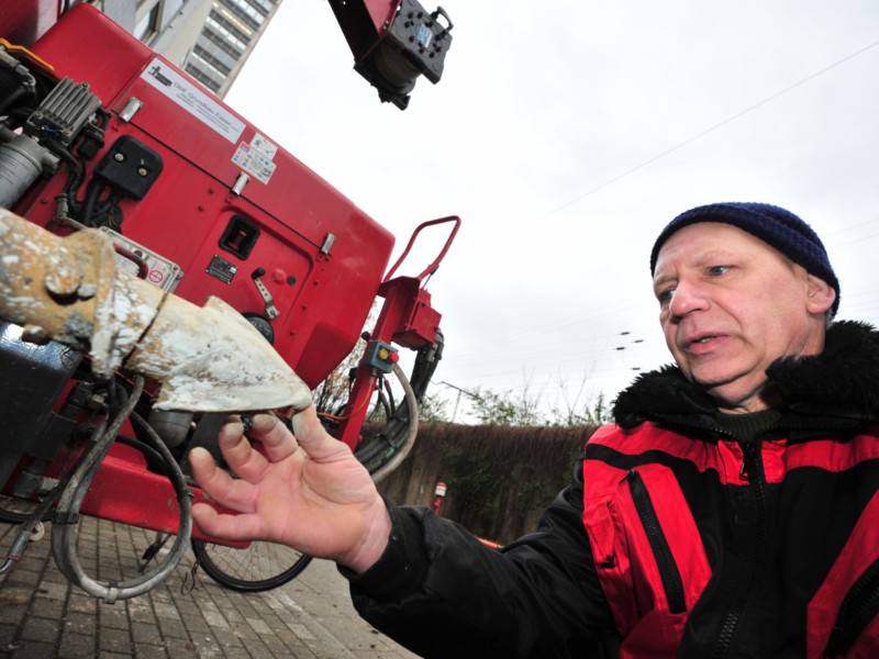 Die Bohrbaustelle südlich der Gleise am AEG-Haus: Uwe Dee ist Gutachter für Kanalsanierung.  Foto: Jörg Schimmel / WAZ Fotopool