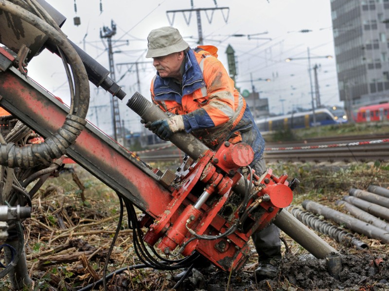 Am Freitagmorgen startete die Firma Essen Grundbau die Erkundungsbohrungen nördlich der Gleisanlagen. Foto: Knut Vahlensieck / WAZ Fotopool 