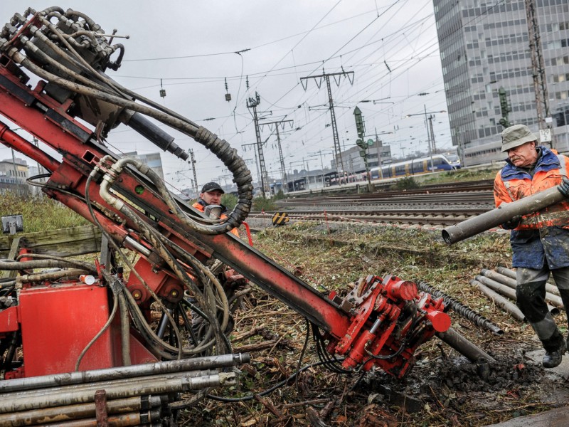 Am Freitagmorgen startete die Firma Essen Grundbau die Erkundungsbohrungen nördlich der Gleisanlagen. Foto: Knut Vahlensieck / WAZ Fotopool 