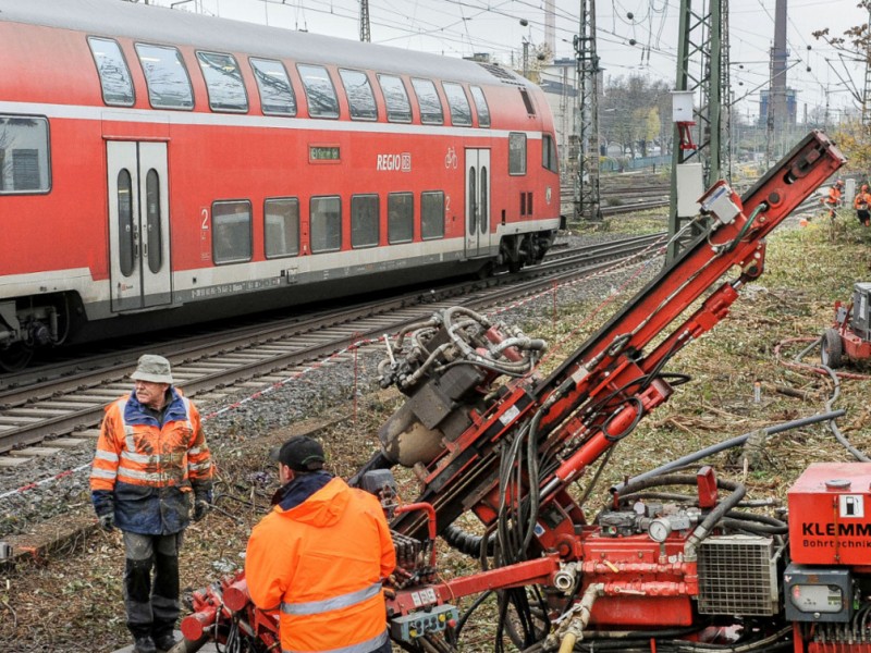 Am Freitagmorgen startete die Firma Essen Grundbau die Erkundungsbohrungen nördlich der Gleisanlagen. Foto: Knut Vahlensieck / WAZ Fotopool 