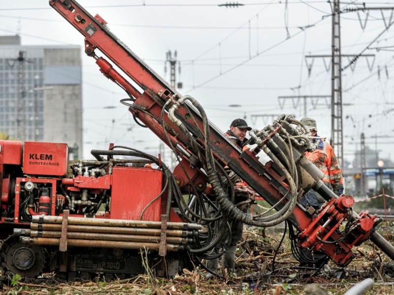 Am Freitagmorgen startete die Firma Essen Grundbau die Erkundungsbohrungen nördlich der Gleisanlagen. Foto: Knut Vahlensieck / WAZ Fotopool  