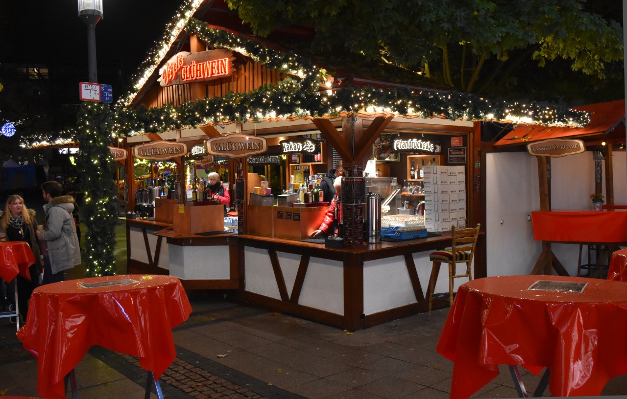 Weihnachtsstimmung an der Glühweinbude auf dem Weihnachtsmarkt.