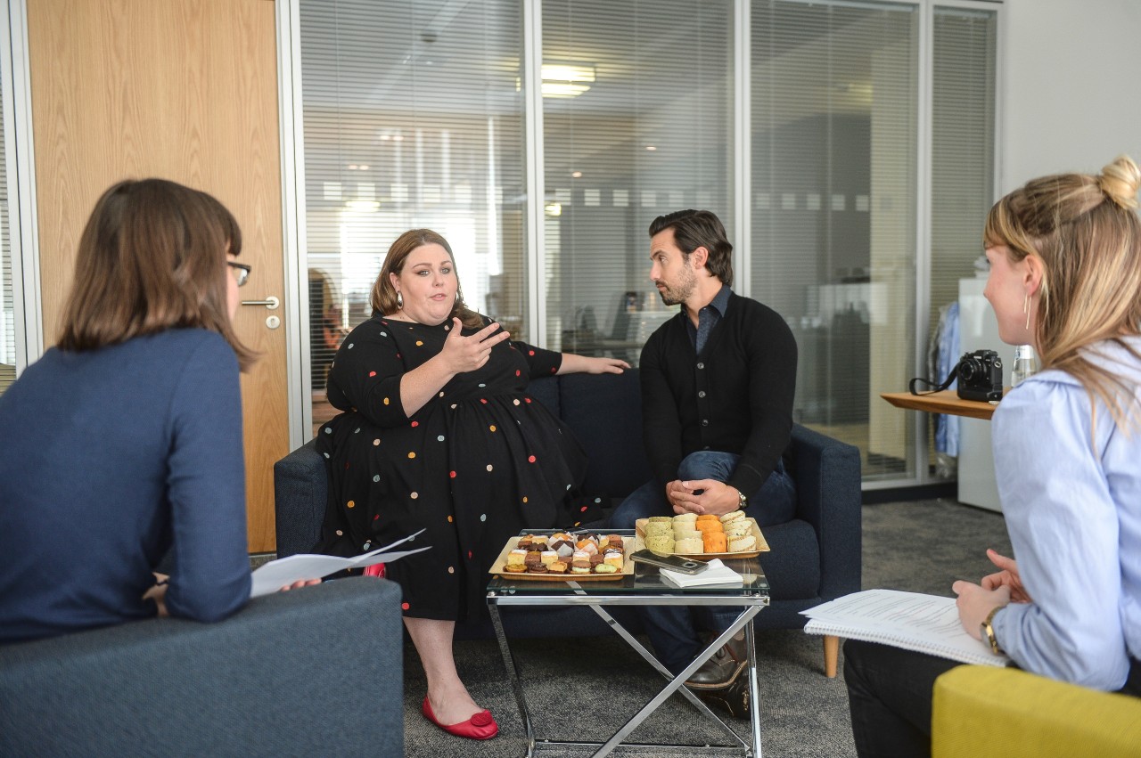 Milo Ventimiglia und seine „This is us“-Kollegin Chrissy Metz mit Jana Hannemann (r.) und Anne Diekhoff (l.).