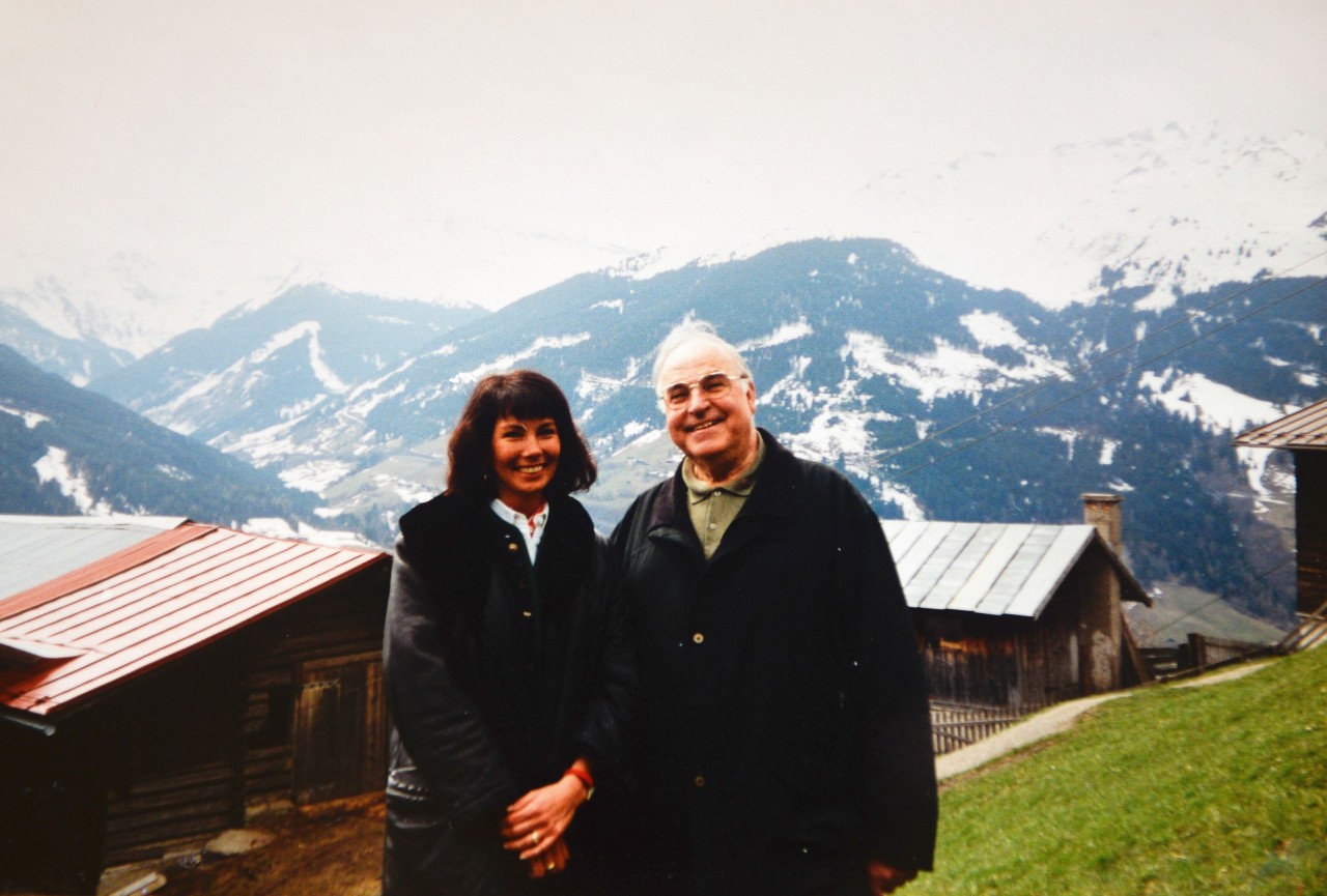 Beatrice Herbold und Helmut Kohl gemeinsam in den Bergen. 