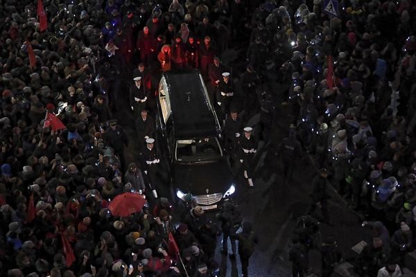 Ein Trauerzug begleitet den Leichenwagen mit dem Sarg des verstorbenen Danziger Bürgermeisters Adamowicz zur Marienkirche.