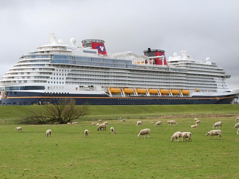 Das neugebaute Kreuzfahrtschiff "Disney Wish" hat die Papenburger Meyer-Werft verlassen und fährt auf der Ems den Weg in Richtung Nordsee.