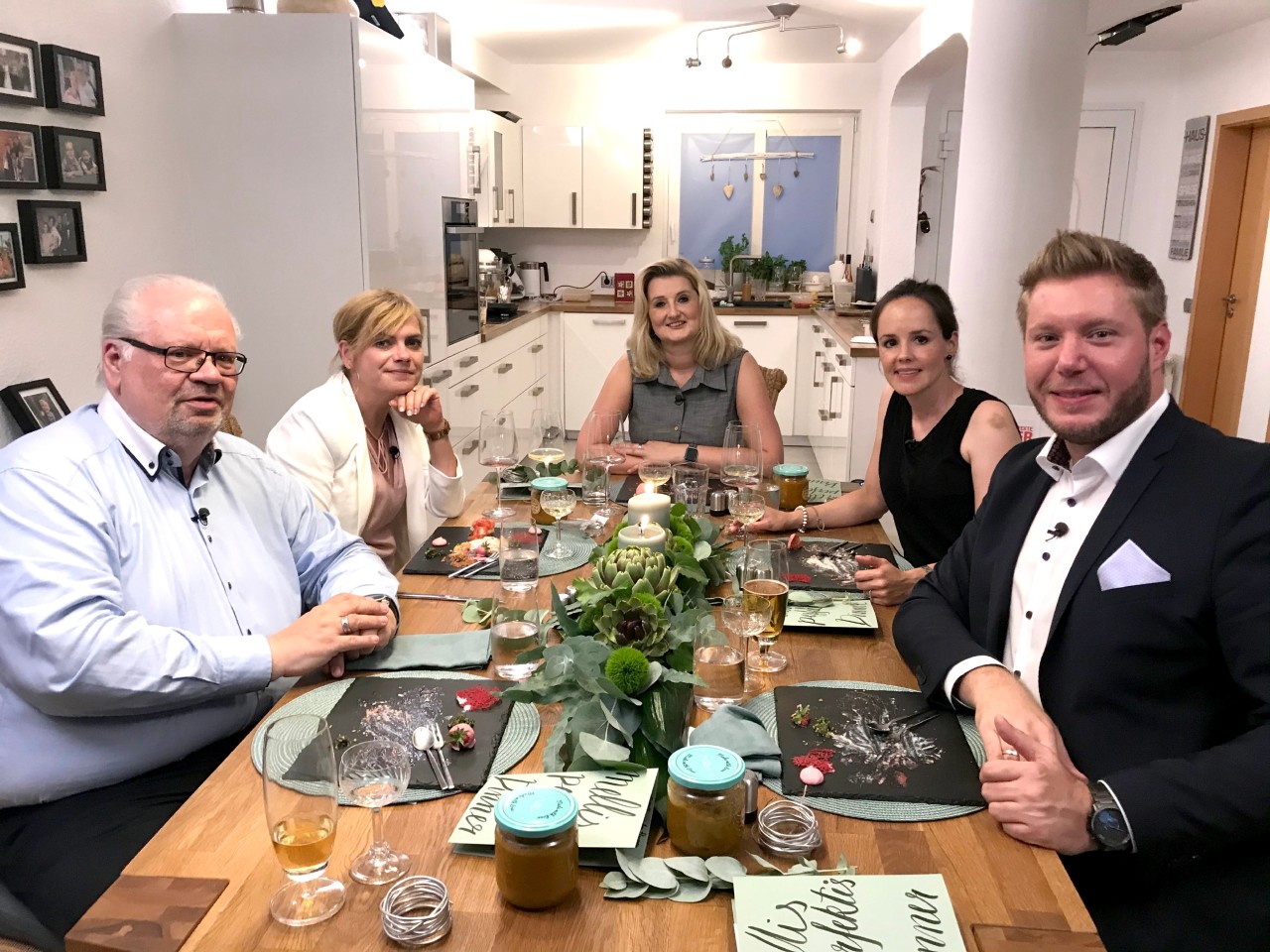 Bei „Das perfekte Dinner” in Dortmund äußert Kandidat Sebastian (r.) schon bei der Vorspeise Kritik.