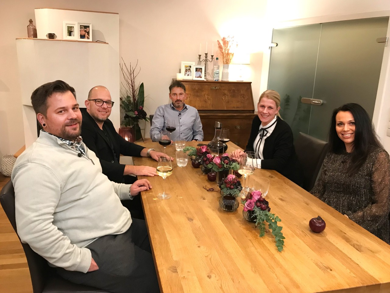 „Das perfekte Dinner“ aus Mannheim findet am Finaltag Freitag bei Gastgeber Jürgen (Mitte) statt.