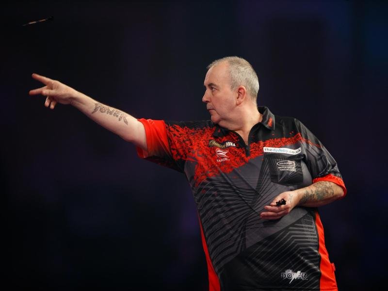 Der Engländer Phil Taylor ist bei der Darts-Weltmeisterschaft ins Achtelfinale eingezogen.